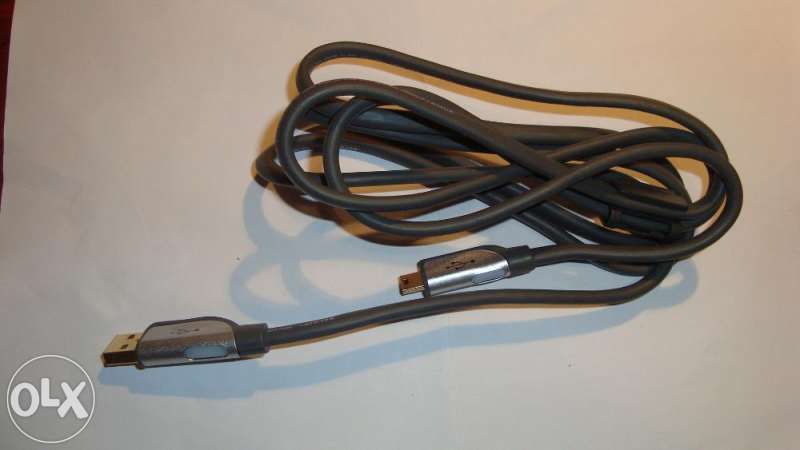 A/V, RGB, USB, захранващи и интернет кабели.