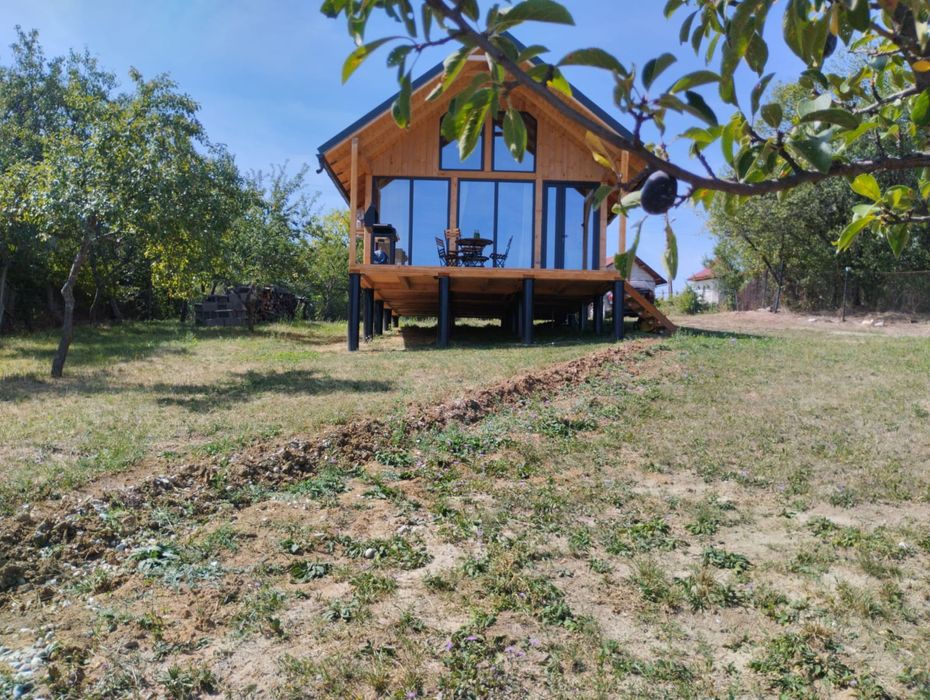 Fac case de lemn cu dormitorul sufragerie și baie