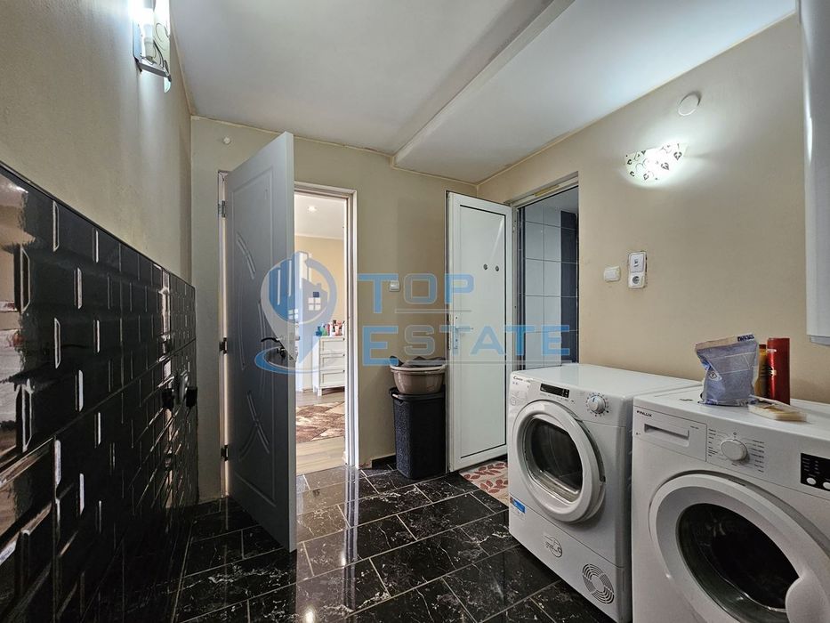 Двуетажна обзаведена и ремонтирана къща с три спални в село Страхилов