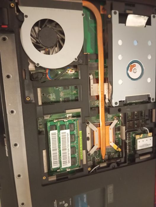 Лаптоп Asus K52J оригинално зарядно,нова батерия(развалена видеокарта)