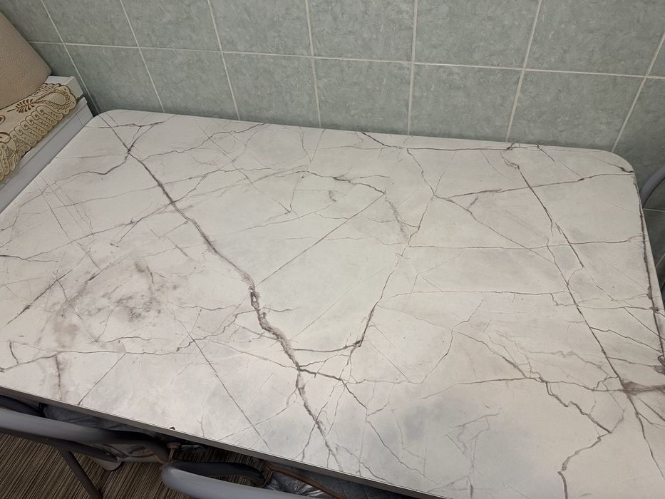 Продам косплект стол с 4 стульями.