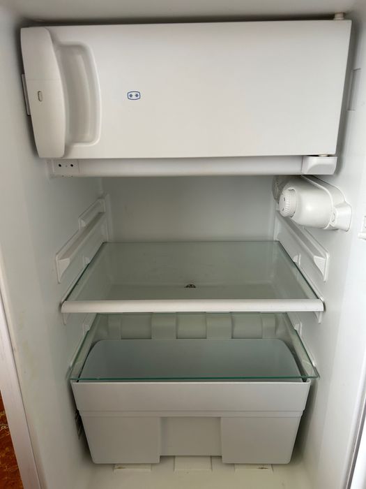 Хладилник малък с вътрешен горен фризер
