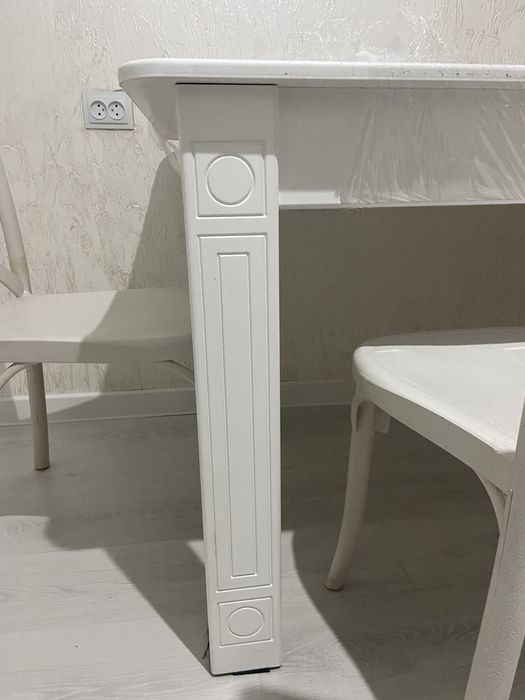 Белый стол (1500х900) и стулья