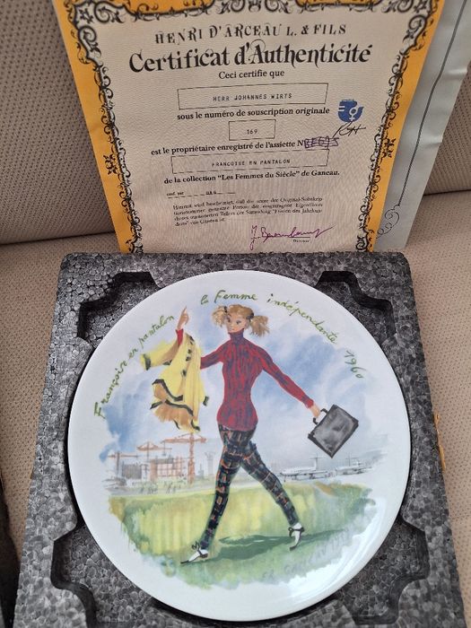 Декоративни чинии " Жените на века"