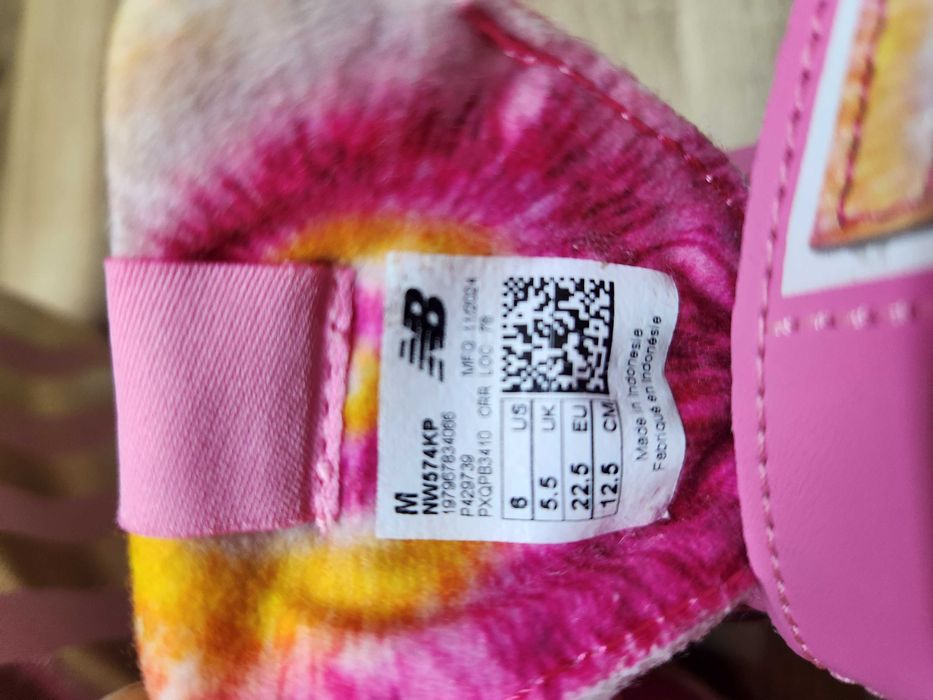 Детски спортни сникърси New balance, от еко кожа.Чисто нови са.