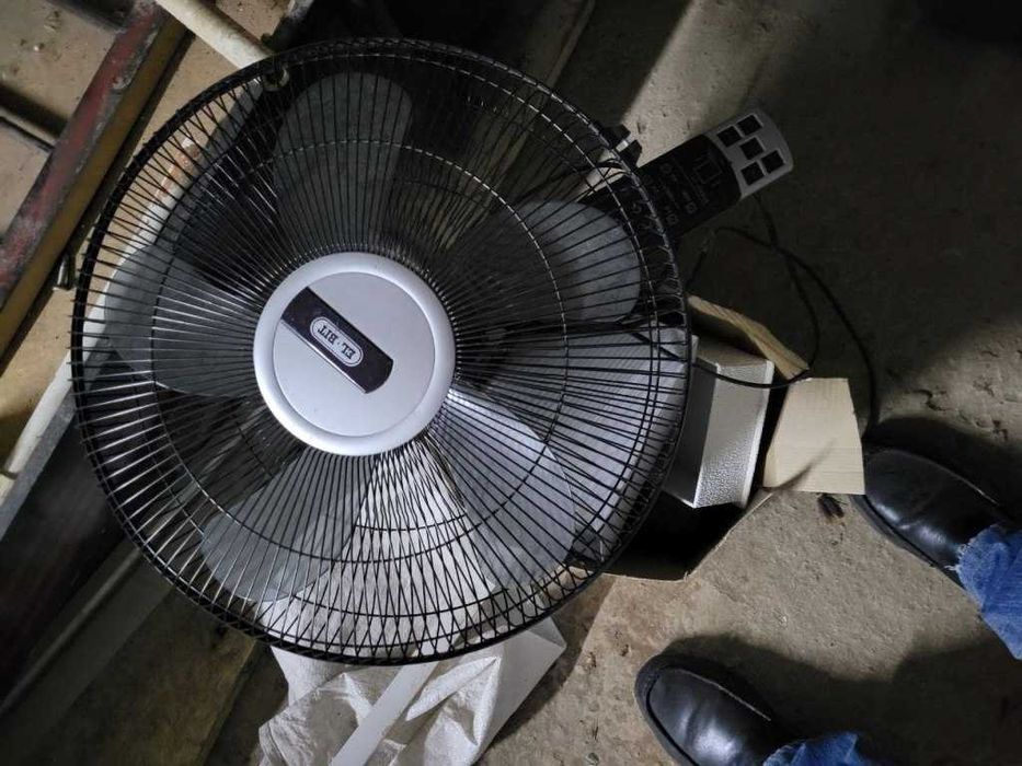 Из подвала-ванна пластиковая,банки,книги,тетради,пылесос,коробки,двери