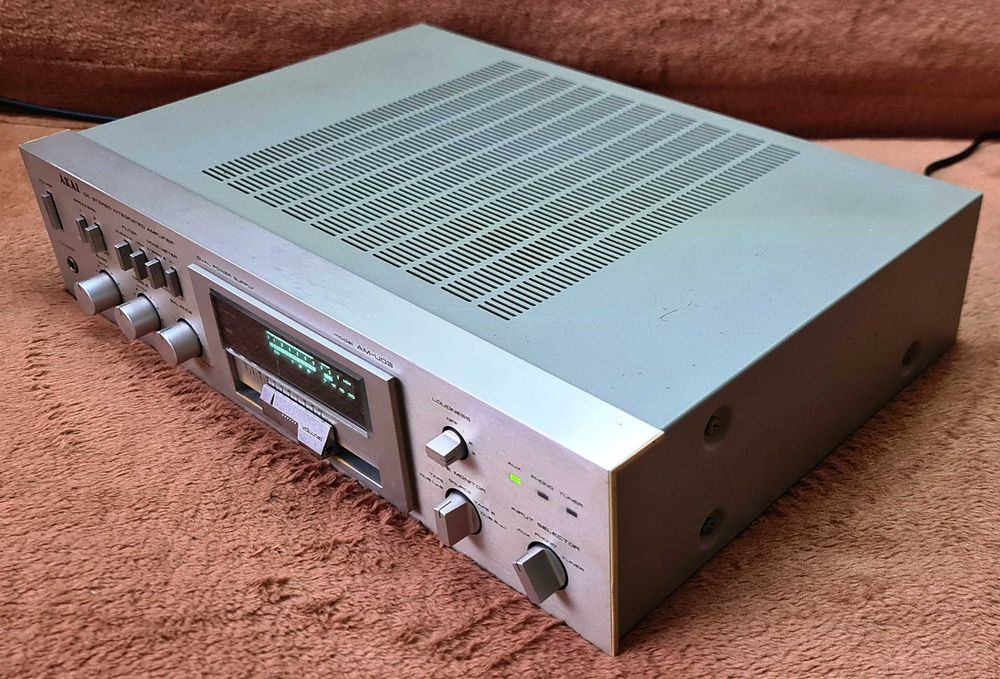 Akai AM-U03 amplificator vitange 2X40W pe 8 Ohm