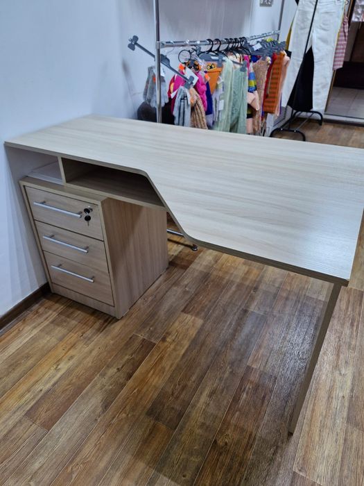 Продам стол, с тумбой