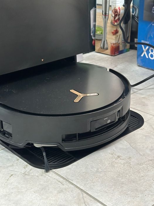 Роботизирана прахосмукачка и моп с Omni-Station All-in-One Ecovacs Deebot X8 Pro Omni  18 000 Pa, OzmoRoller edge  2.0, Wi-Fi, черна