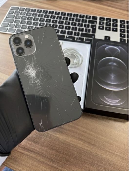 Iphone 12 pro fisurat pe spate