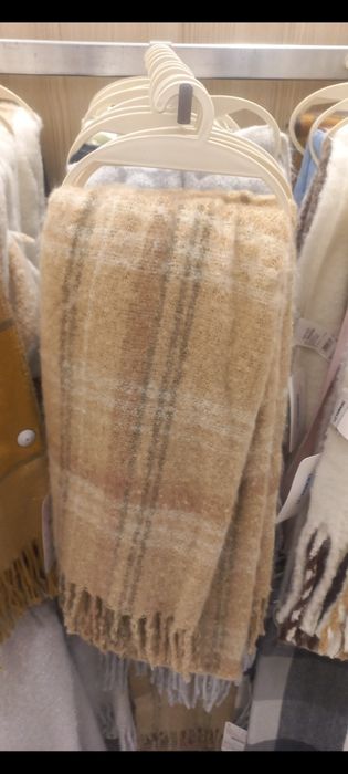 коричневый шарф,