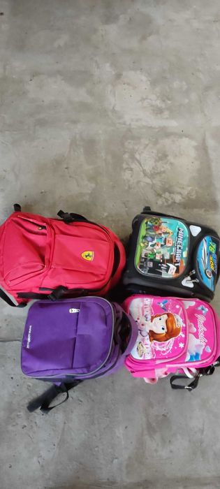 Продаются школьные портфели