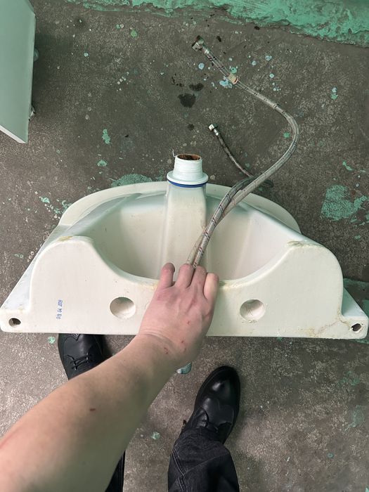 Раковина со смесителем для ванны