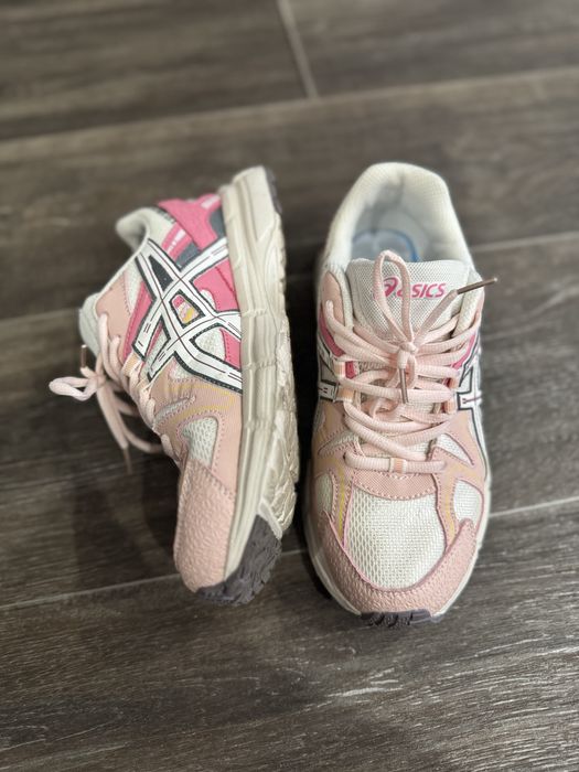 Кроссовки Asics розовые