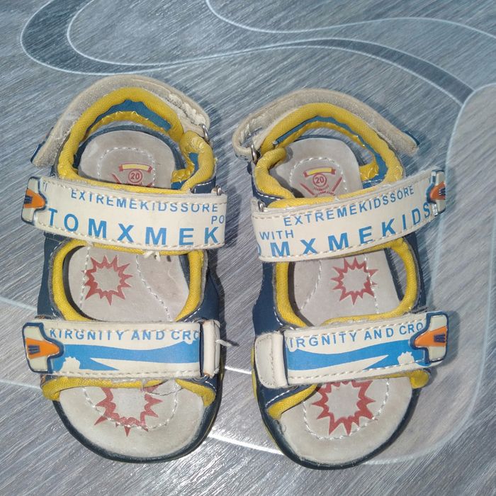 Продам сандалики 20р