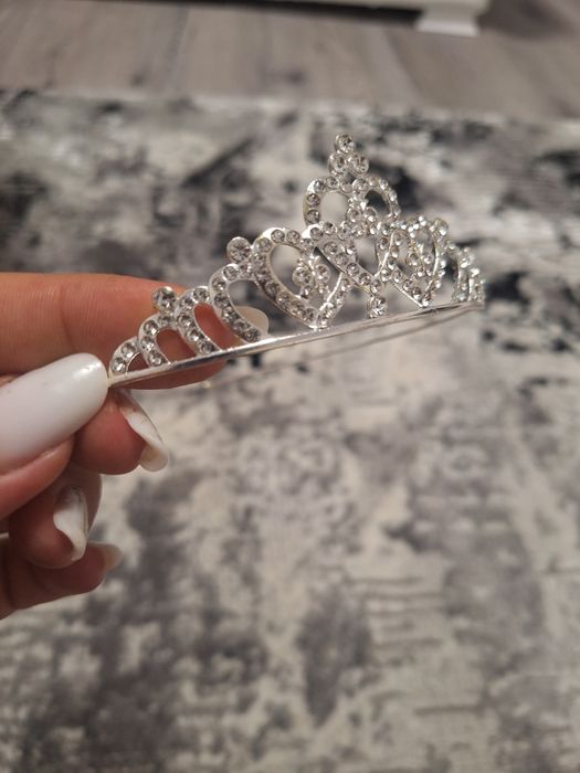 Tiara elegantă cu cristale strălucitoare