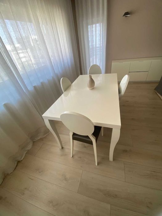 Masă dining extensibilă albă + 4 scaune