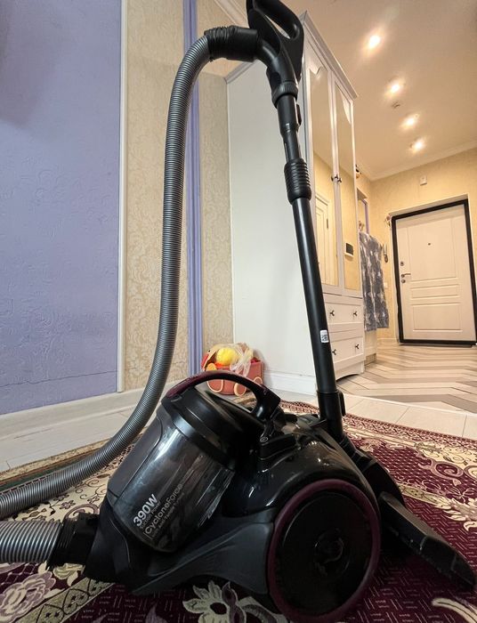 Продам пылесос Samsung SC15K4116VR черный.