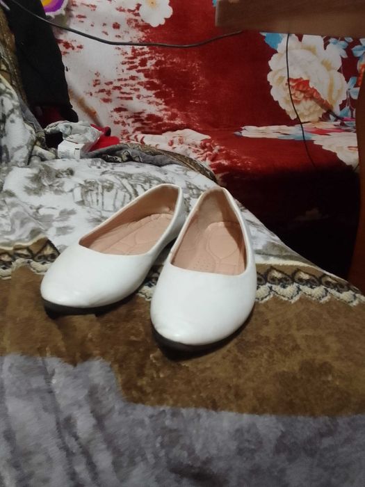 Продам белые балетки на девочку