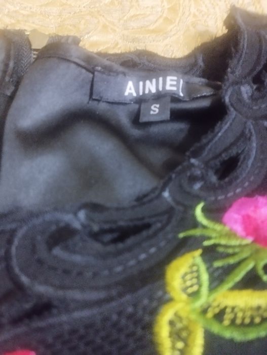 Платье черного цвета с розовыми цветами вышивка