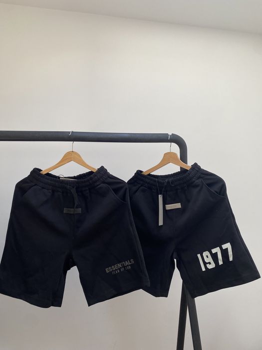 OFERTA 150 Lei Pantaloni Scurti Essentials Fog M/L