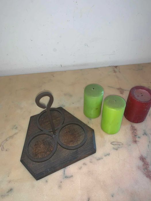 Suport de trei lumanari din fier forjat asezat pe suport de lemn