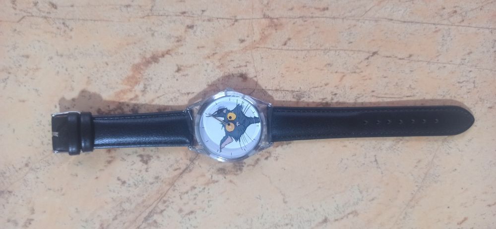 Продавам нов часовник The Never Catch.