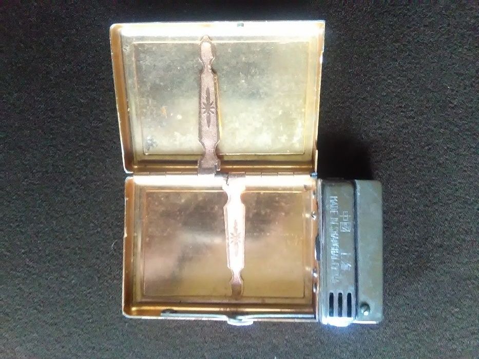 Стара табакера със бензинова запалка