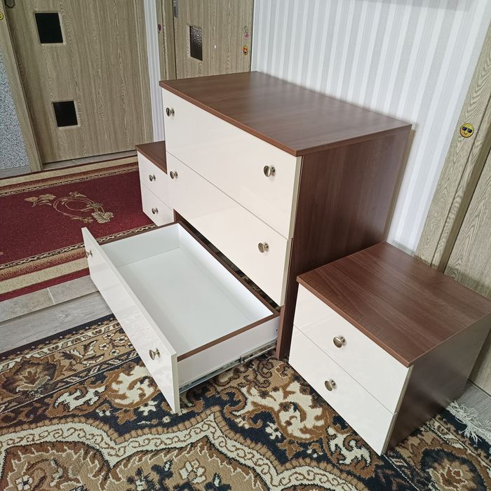 Comode și noptiere disponibile