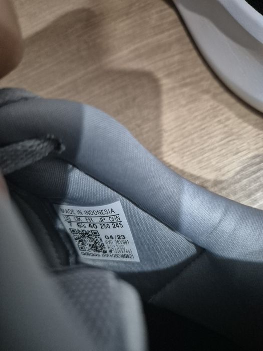 Кроссовки Adidas. Серые 40.5