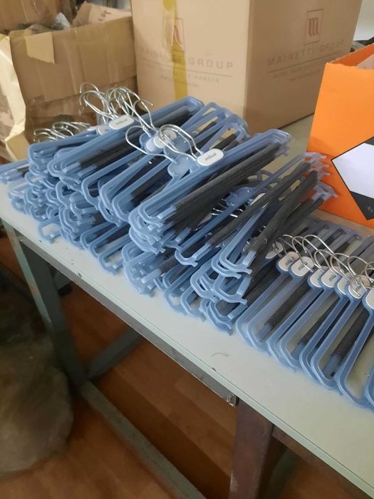 пластмасови закачалки за дрехи