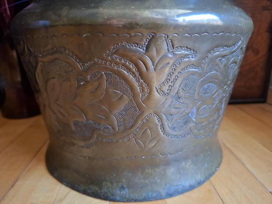 Медна саксия с орнаменти.