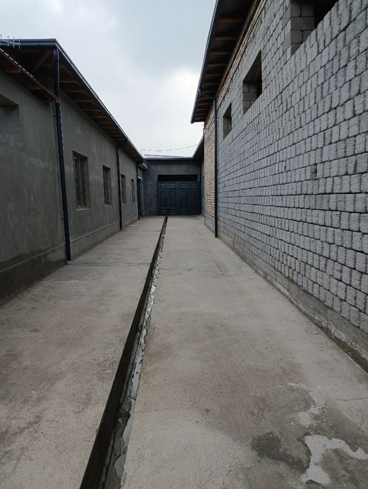 Hovli sotiladi 2.8 sotk 1 zal 3 ta spalniy 2 ta sanuzl 1 ta padvl