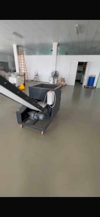 Елеватор транспортьор за смачкване на маса (тесто, пластилин и други)