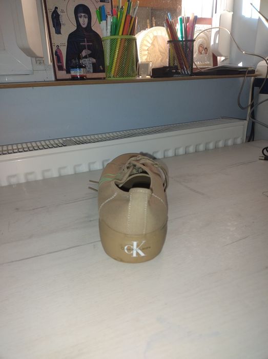 Vând teniși calvin klein