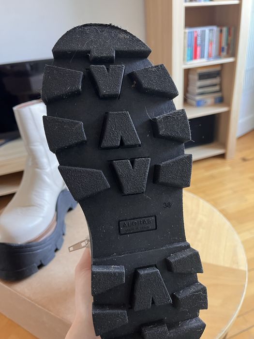 Ghete Alohas 38, piele, purtate de 3 ori, au un mic defect- vezi poza