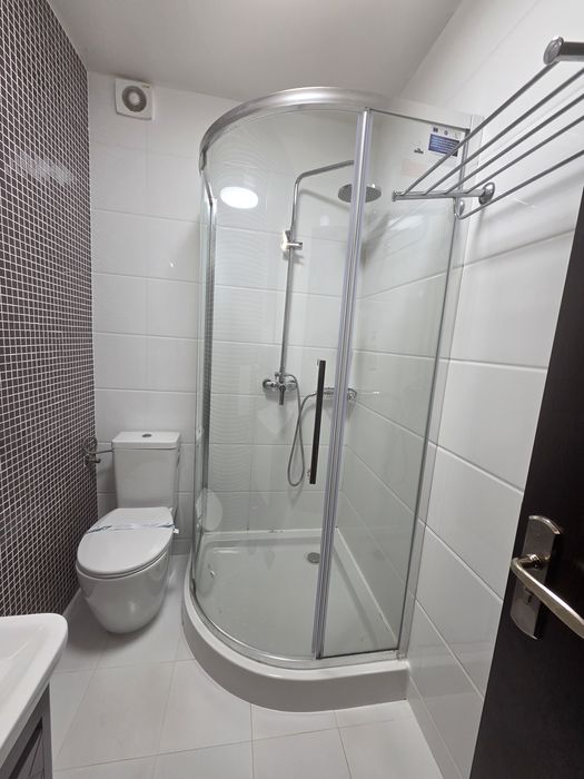 De vânzare obiecte sanitare și mochetă hotel
