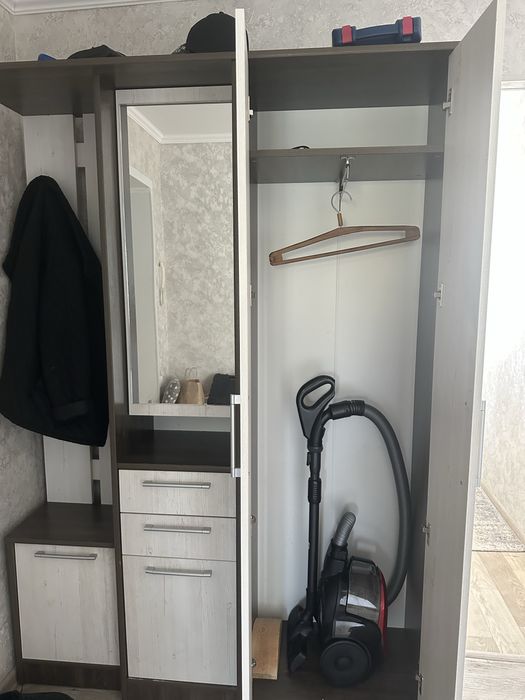 Продам прихожую шкаф