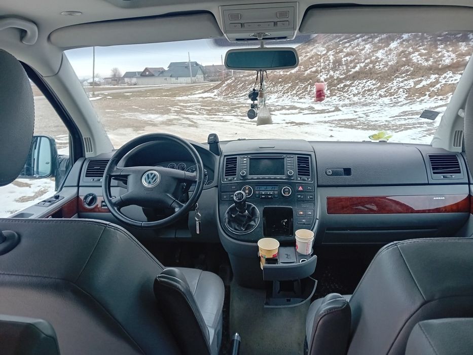Vând Volkswagen multivan t5
