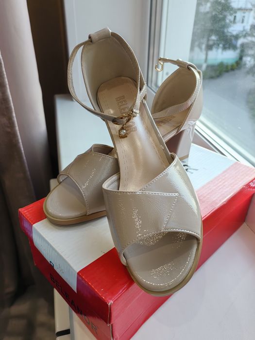 Продам босоножки новые 39 размер