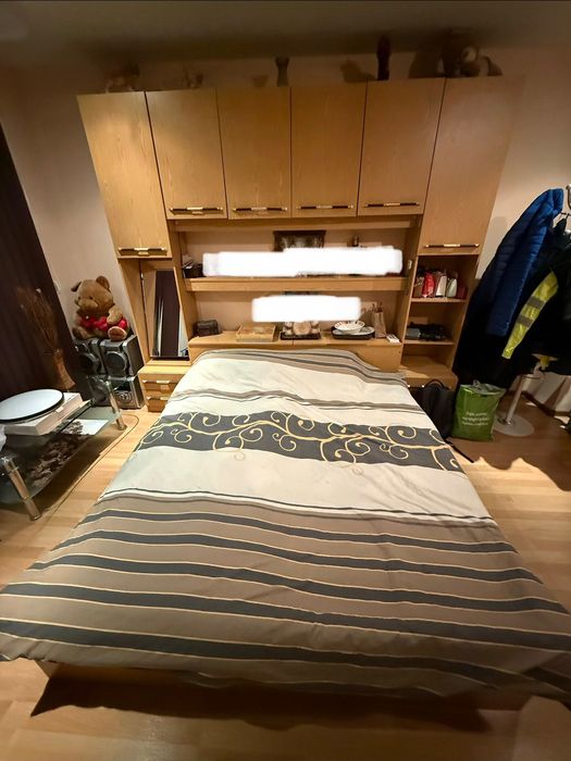 Спалня с шкафове и рафтове