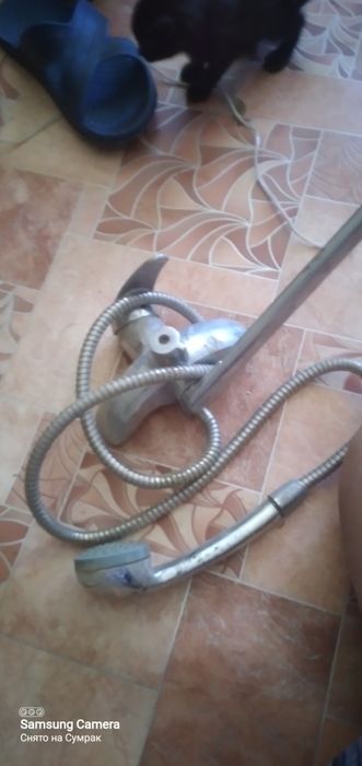 Смеситель для ванны в рабочем состоянии