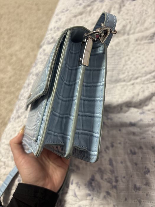 Продавам чанта с леки следи от употреба