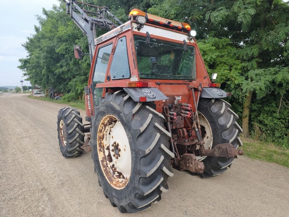 Tractor Fiat Agri 100-90 cu încărcător frontal.