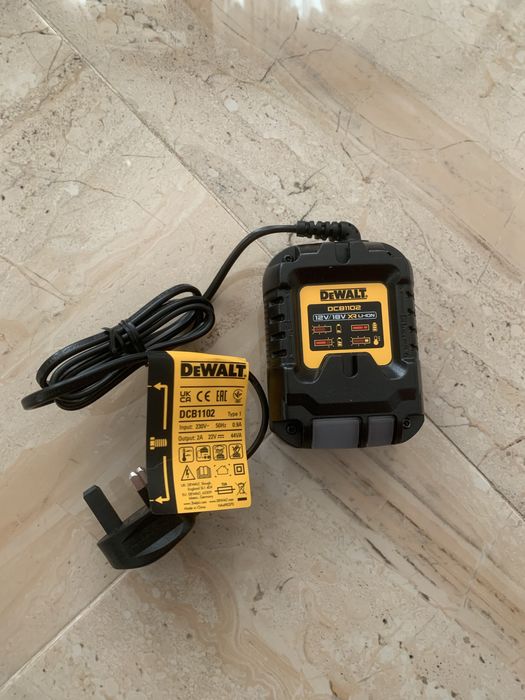 Зарядно Dewalt DCB1102