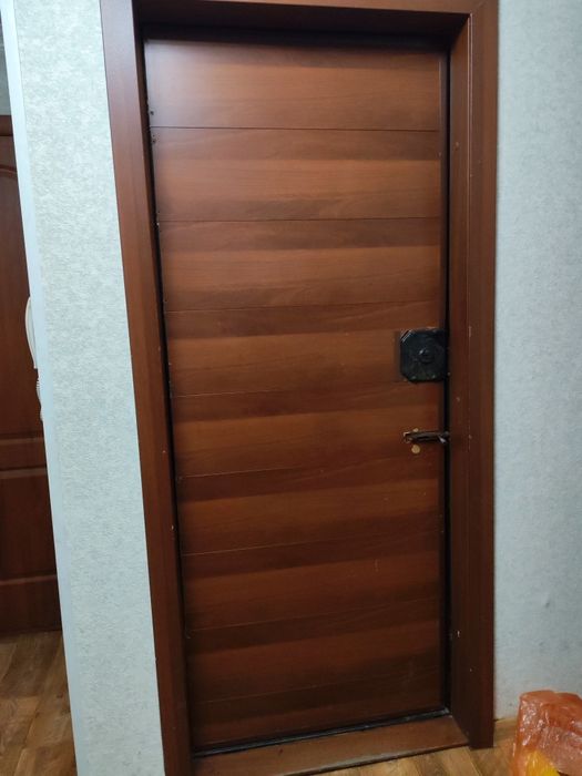 Продам входную дверь