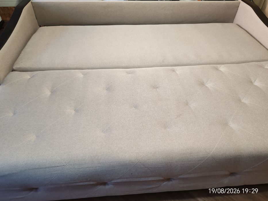 Vând canapea extensibila,cu ladă, în stare foarte.