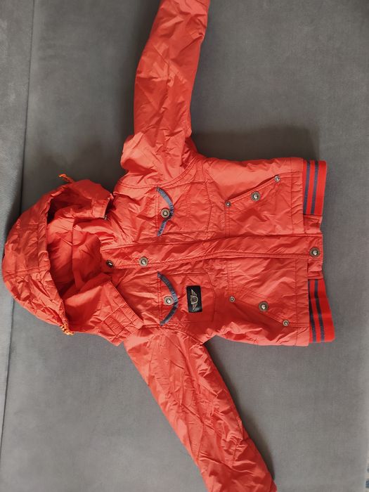 Продам осеннюю куртку на мальчика