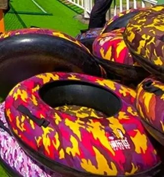 Тюбинг горка.  Balonlar qorda va plastmassali atraksionlar ustida sirp