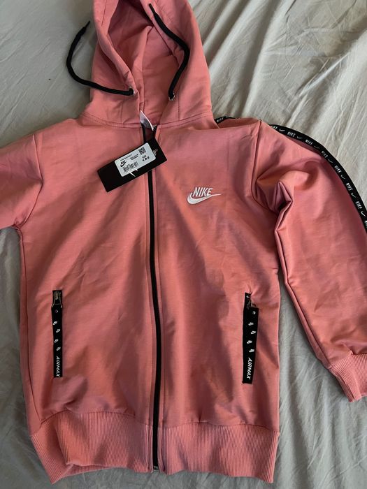 Анцуг Nike момиче